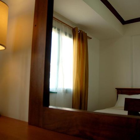 Готель Isabelle Royale Makati Makati City Екстер'єр фото