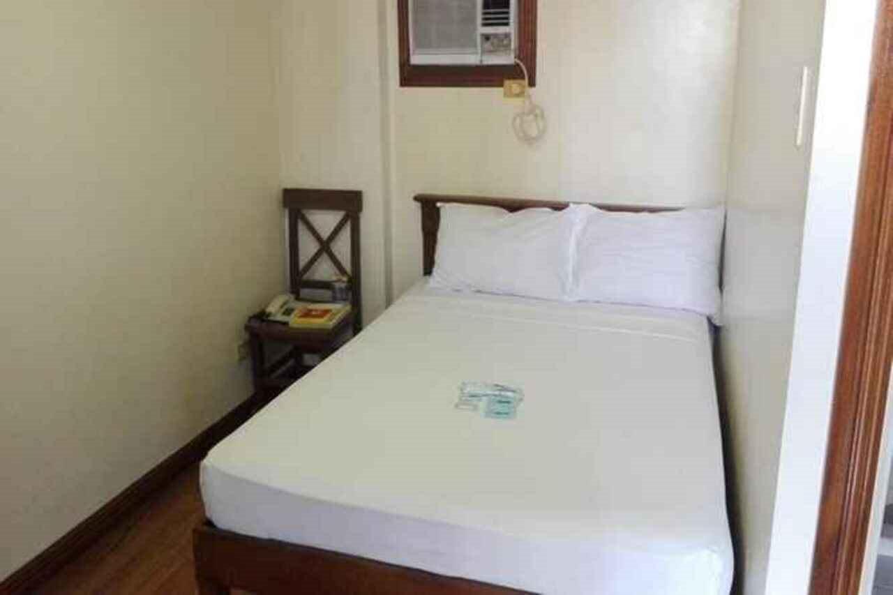 Готель Isabelle Royale Makati Makati City Екстер'єр фото