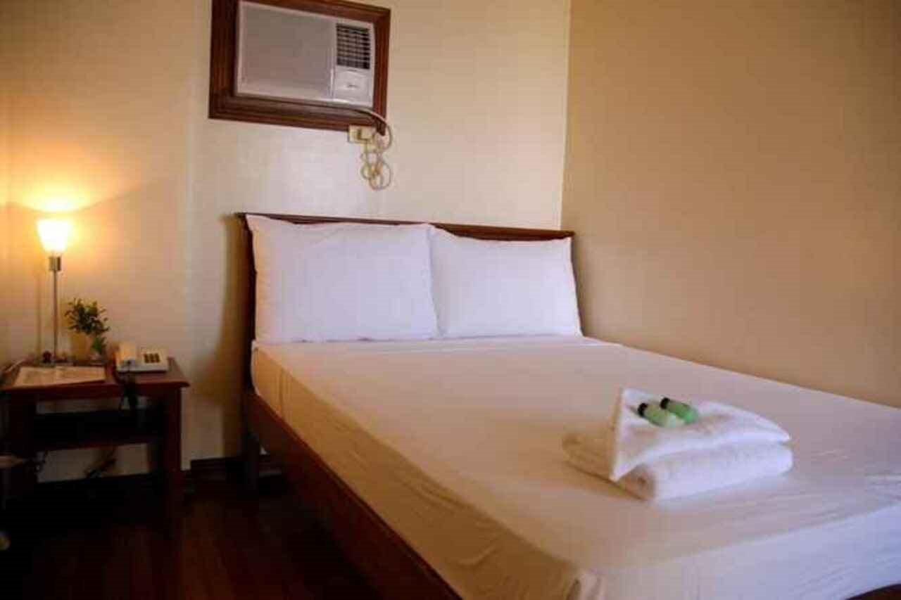 Готель Isabelle Royale Makati Makati City Екстер'єр фото