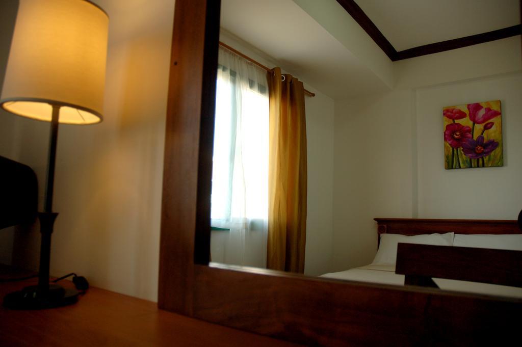 Готель Isabelle Royale Makati Makati City Екстер'єр фото