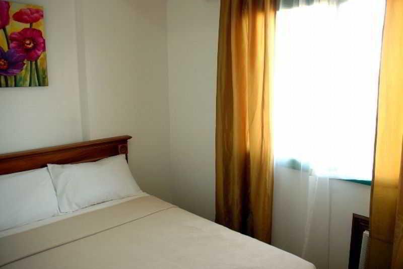 Готель Isabelle Royale Makati Makati City Екстер'єр фото